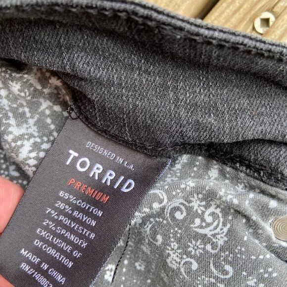 Torrid Black Denim Capri Jeans Size 26R - Picture 5 of 5